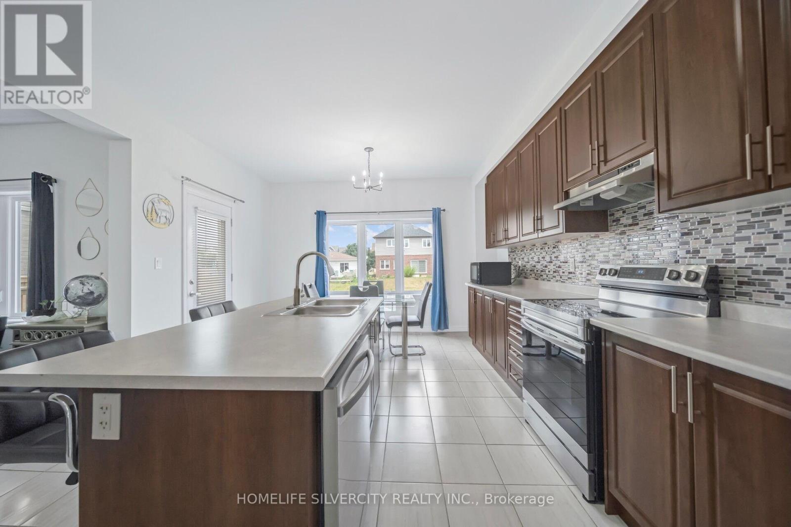 Photo 8 of 44 Cottonwood Crescent, Welland ON