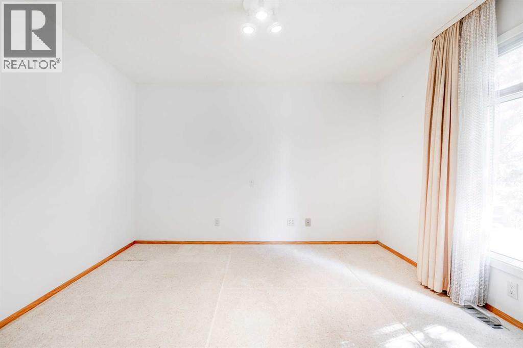 Photo 8 of 620 Oakwood Place Sw, Calgary AB