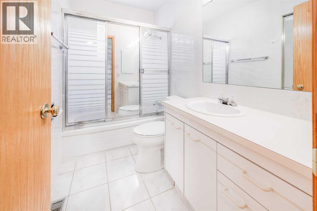 Photo 11 of 620 Oakwood Place Sw, Calgary AB