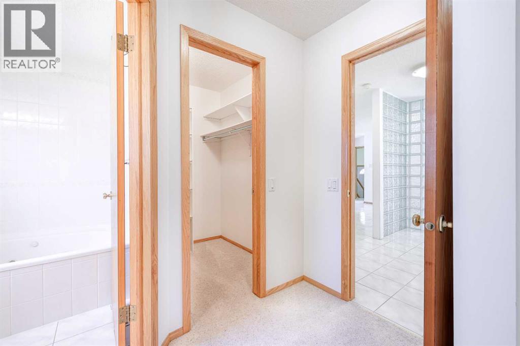 Photo 7 of 620 Oakwood Place Sw, Calgary AB