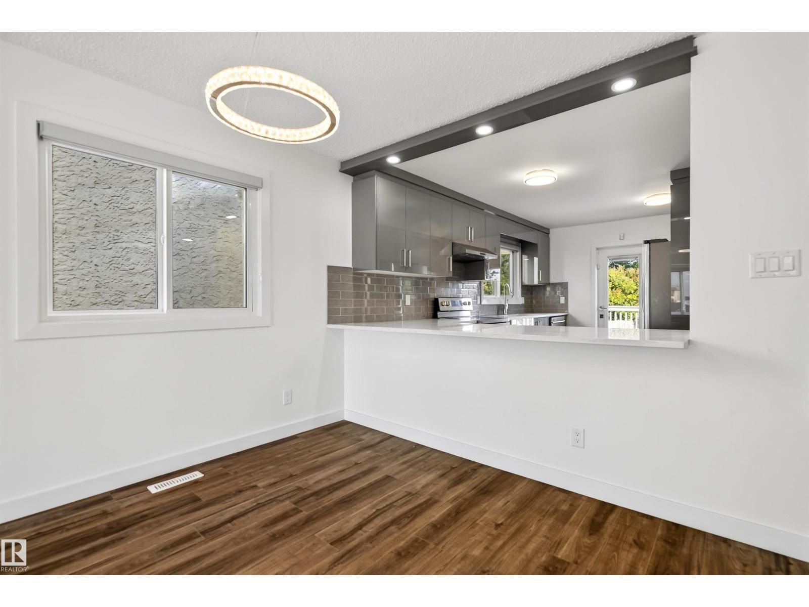 Photo 11 of 4516 27 Av Nw, Edmonton AB
