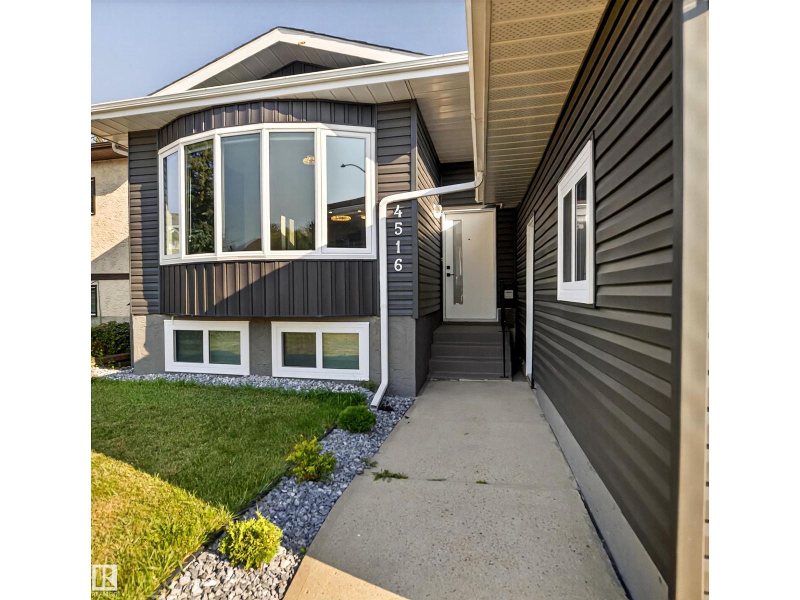 Photo 3 of 4516 27 Av Nw, Edmonton AB