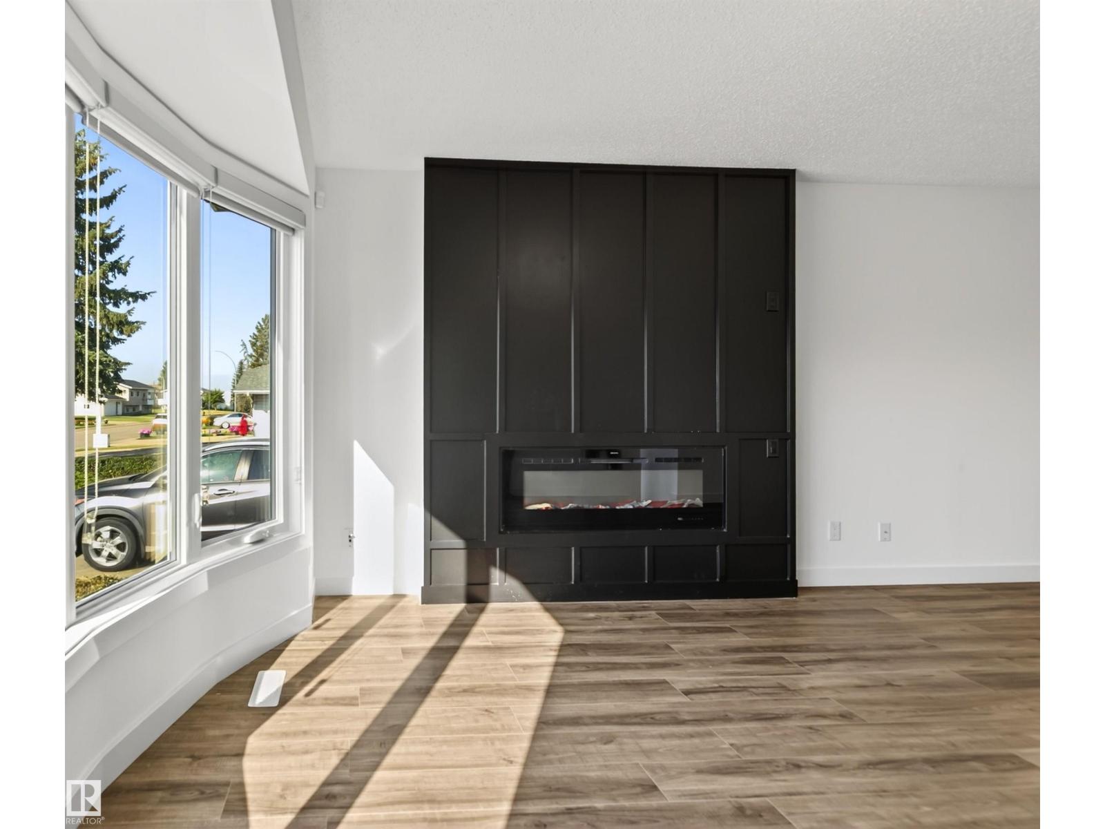 Photo 5 of 4516 27 Av Nw, Edmonton AB