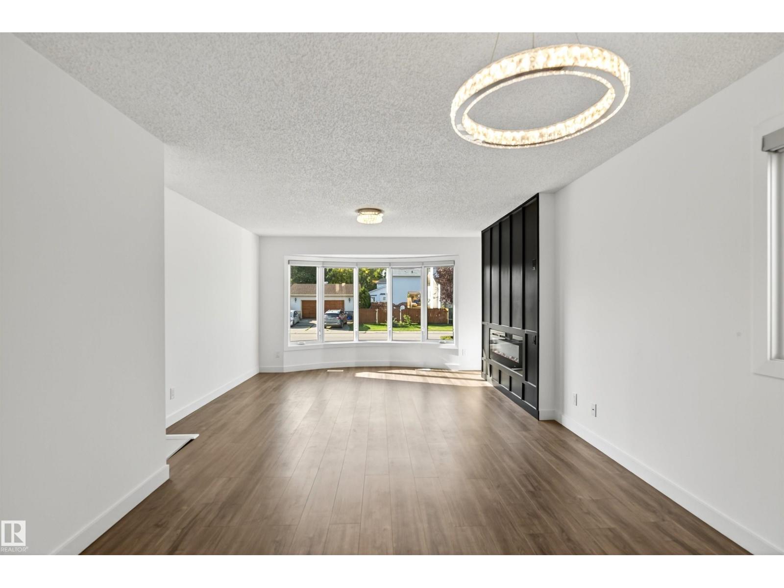 Photo 6 of 4516 27 Av Nw, Edmonton AB