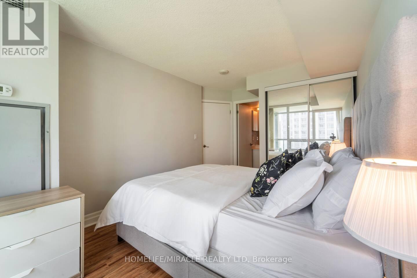Photo 9 of 502 215 Fort York Boulevard, Toronto ON