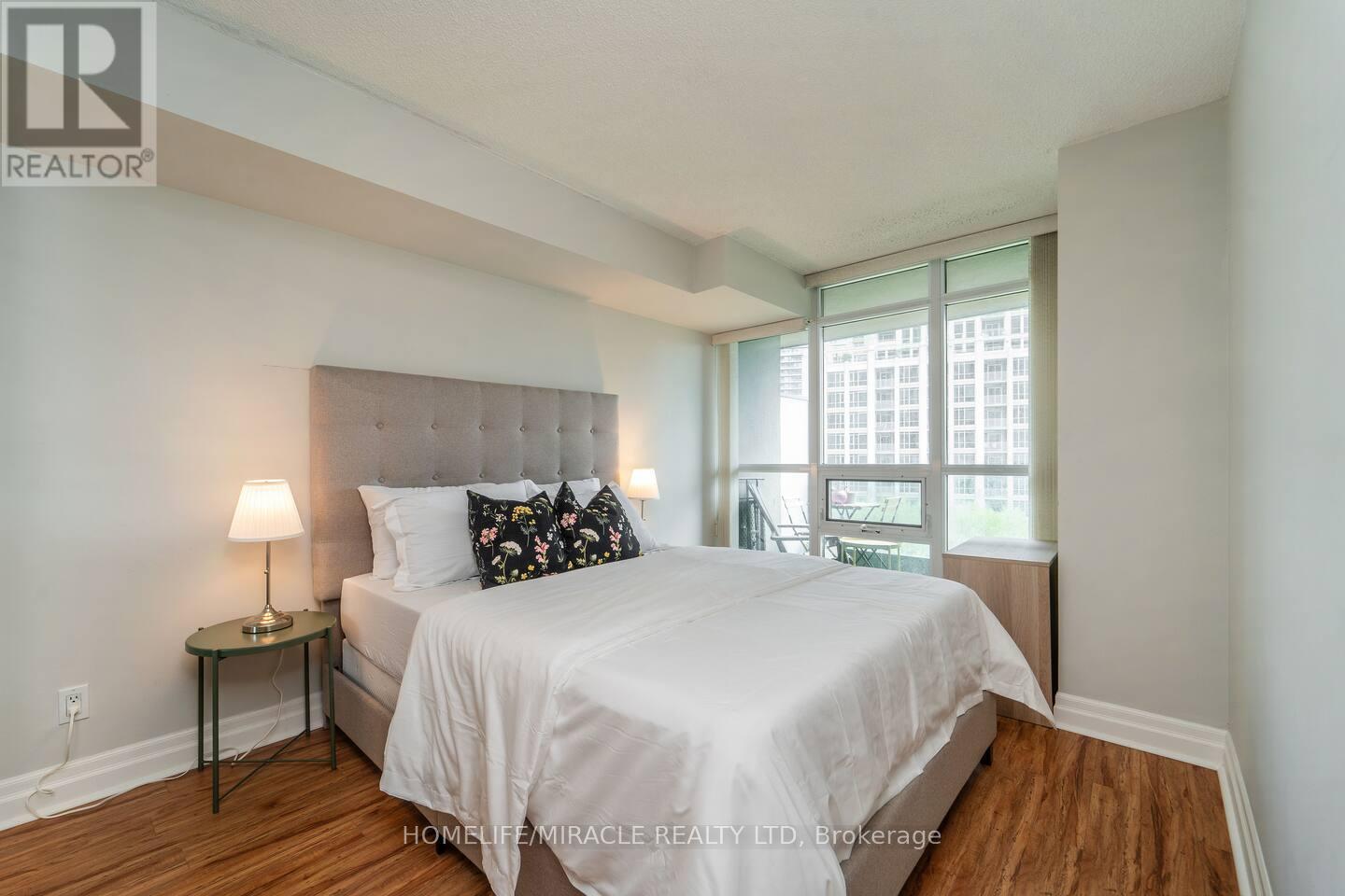 Photo 10 of 502 215 Fort York Boulevard, Toronto ON