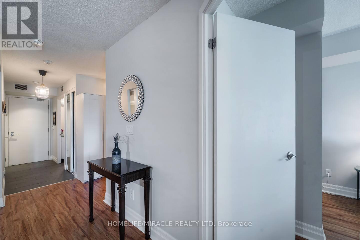 Photo 4 of 502 215 Fort York Boulevard, Toronto ON