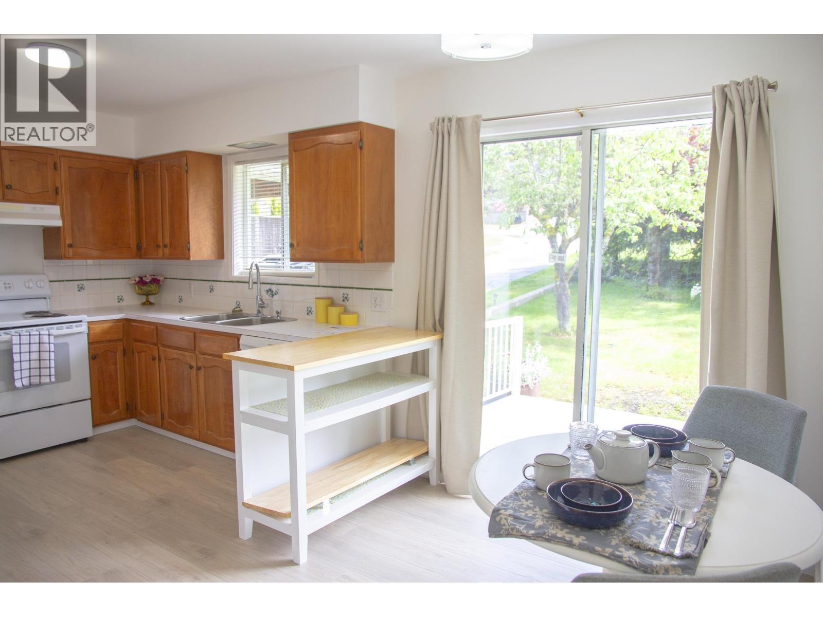 4781 LAUREL AVENUE, Sechelt