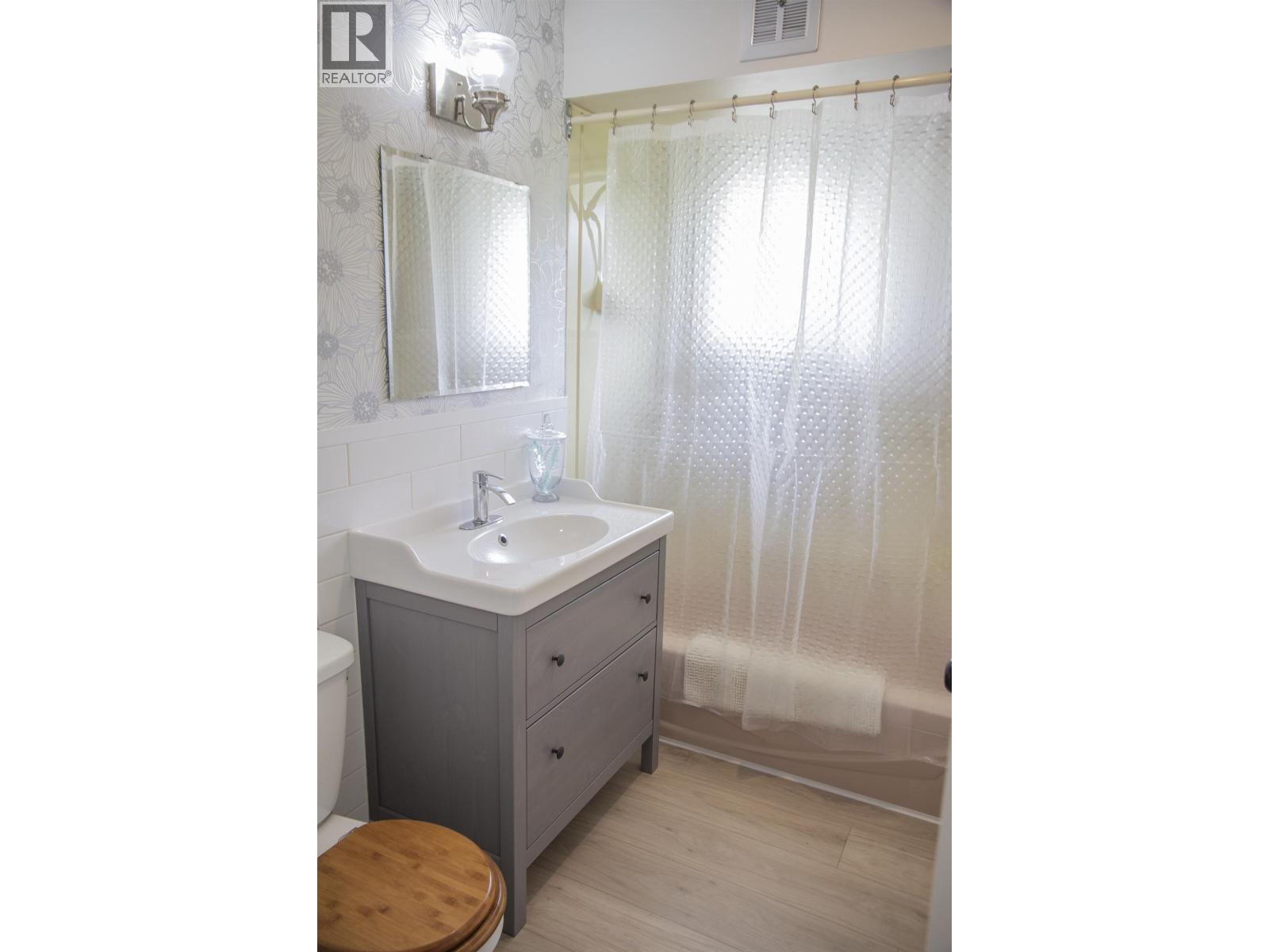 4781 LAUREL AVENUE, Sechelt