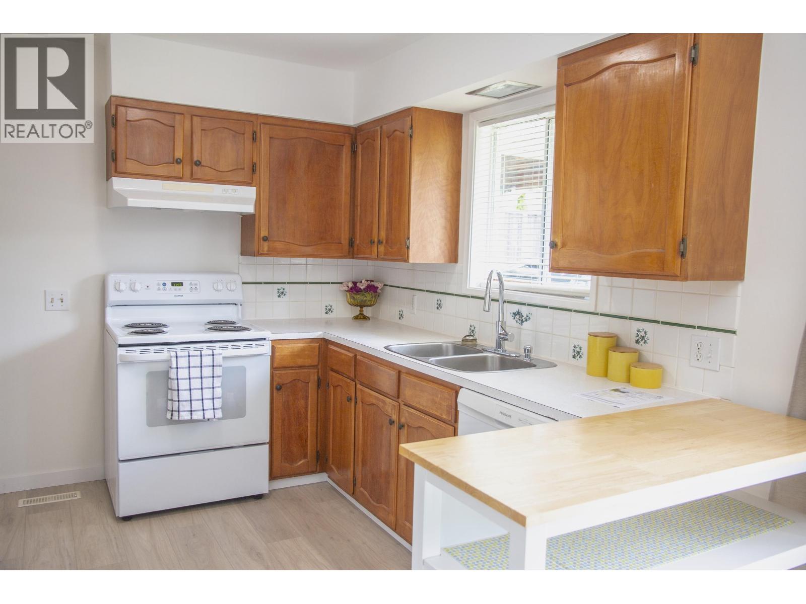 4781 LAUREL AVENUE, Sechelt