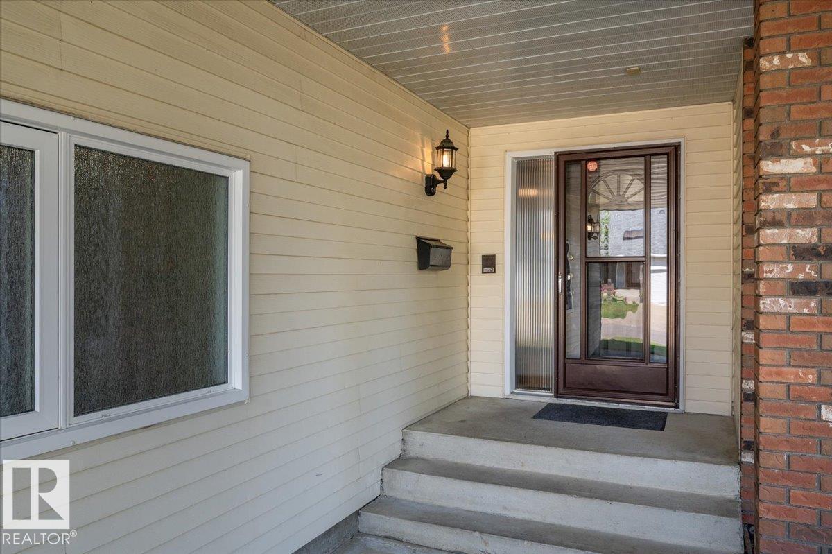 Photo 4 of 823 Richards Cr Nw, Edmonton AB