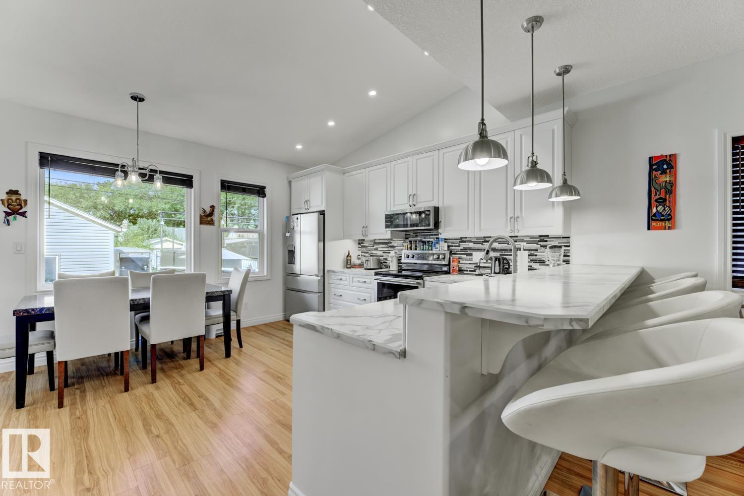 Photo 2 of 11306 89 St Nw, Edmonton AB
