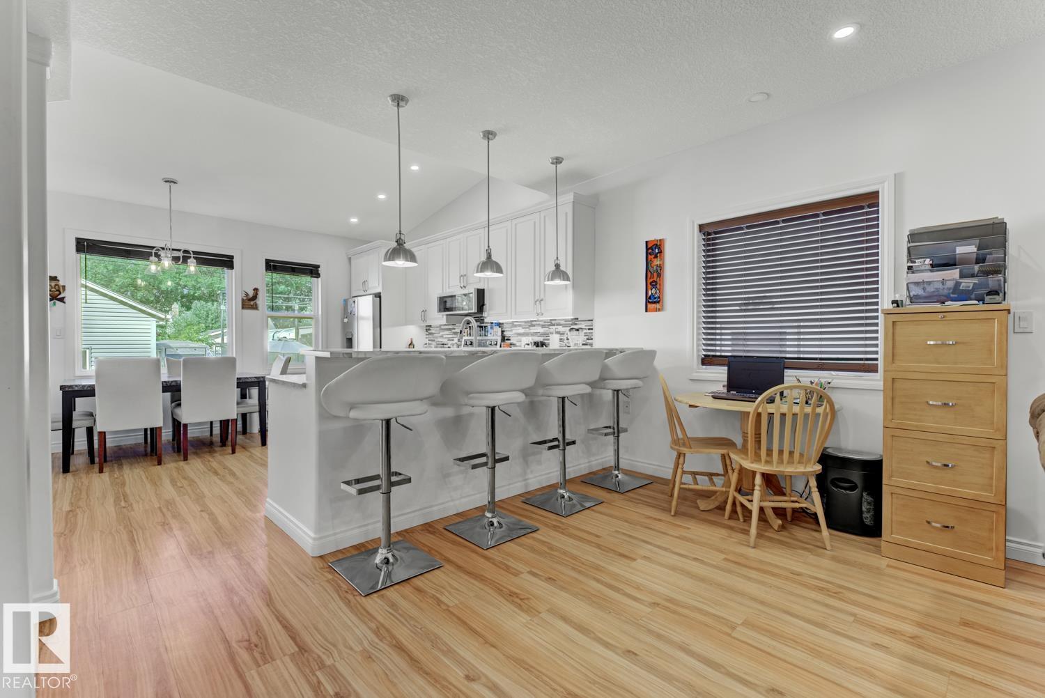 Photo 3 of 11306 89 St Nw, Edmonton AB