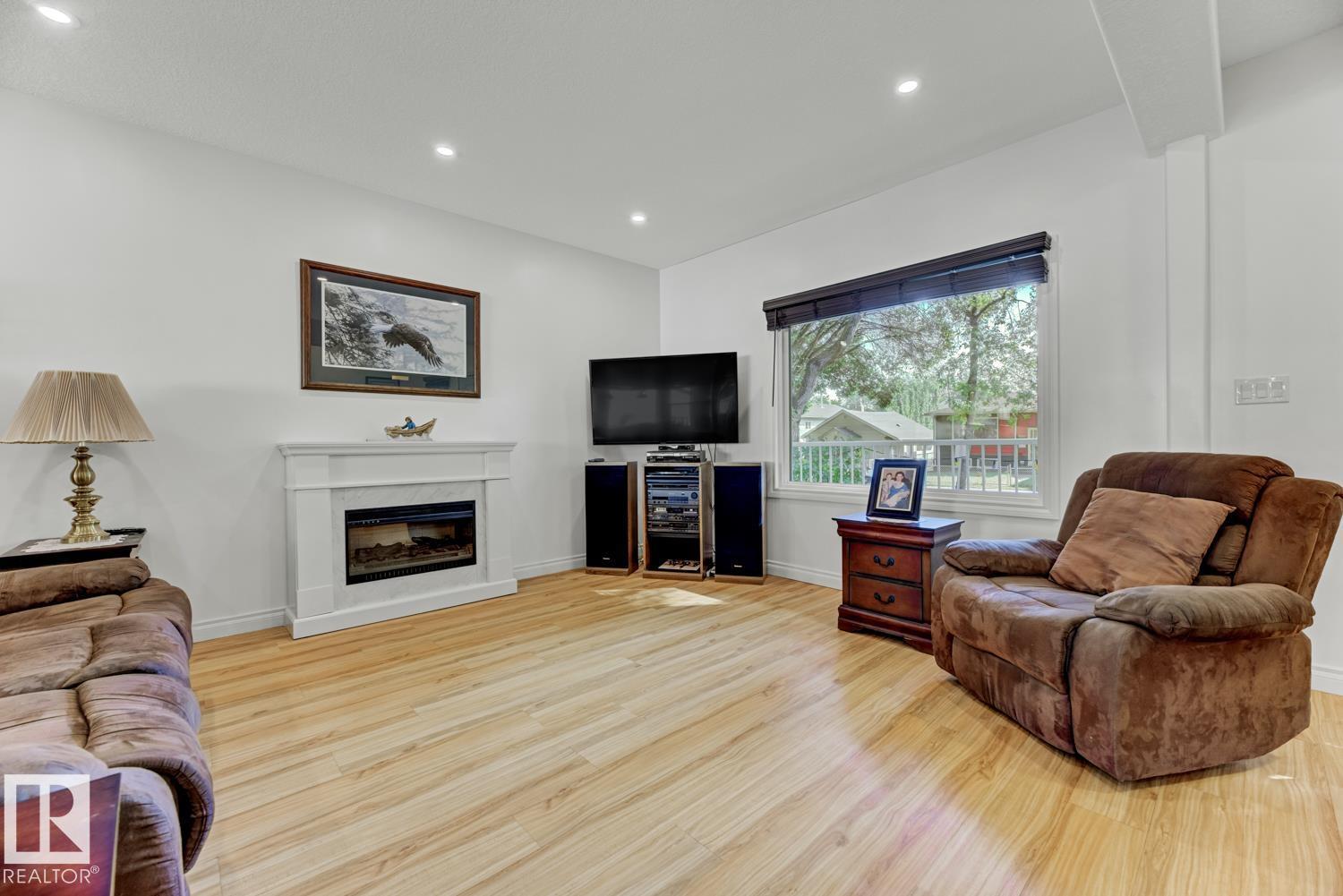 Photo 5 of 11306 89 St Nw, Edmonton AB