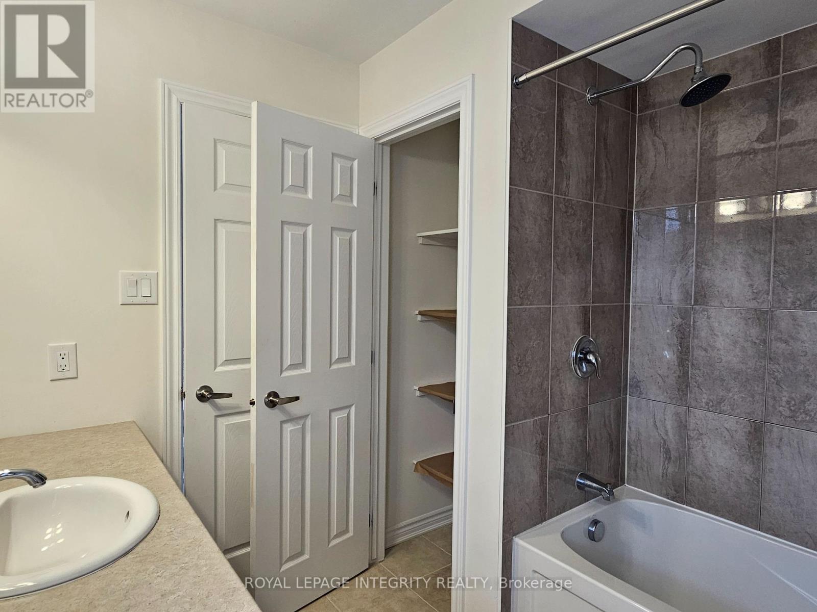 Photo 17 of 332 Song Sparrow Street, Ottawa ON
