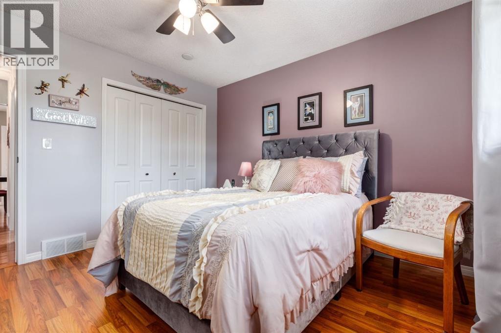 Single Family House 4 Level for Sale in  Doverview Drive SE Dover Calgary 