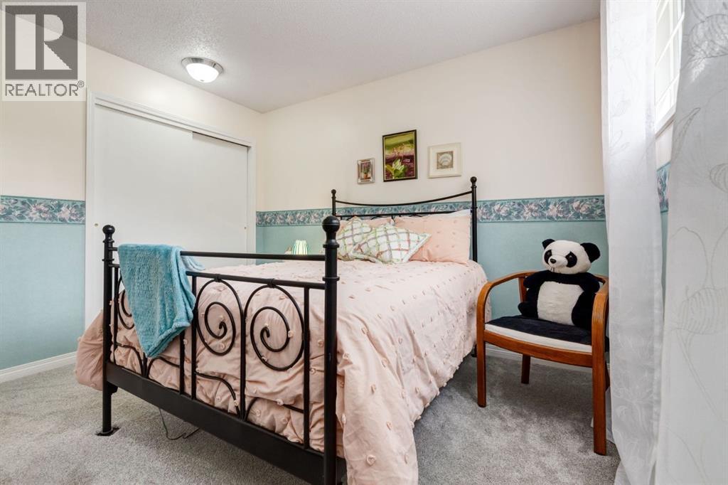 Single Family House 4 Level for Sale in  Doverview Drive SE Dover Calgary 