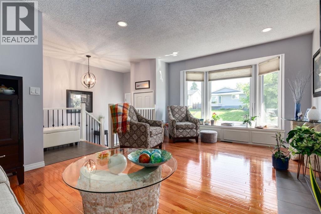 Single Family House 4 Level for Sale in  Doverview Drive SE Dover Calgary 