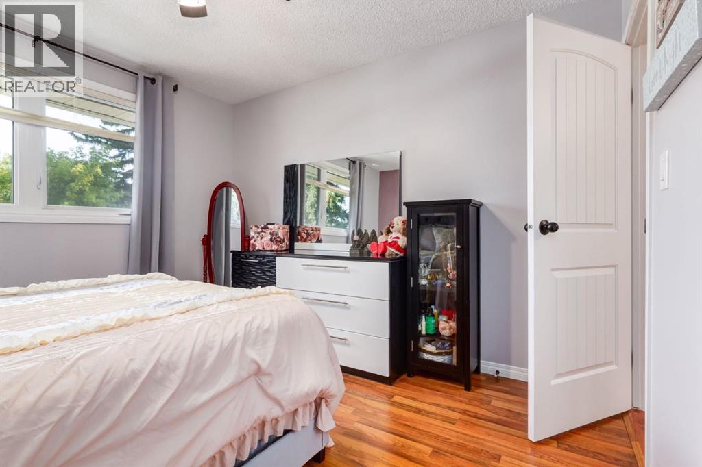 Single Family House 4 Level for Sale in  Doverview Drive SE Dover Calgary 