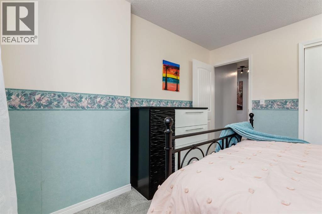 Single Family House 4 Level for Sale in  Doverview Drive SE Dover Calgary 