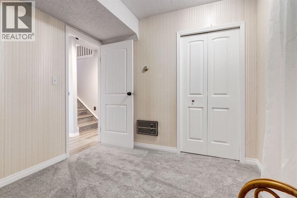 Single Family House 4 Level for Sale in  Doverview Drive SE Dover Calgary 