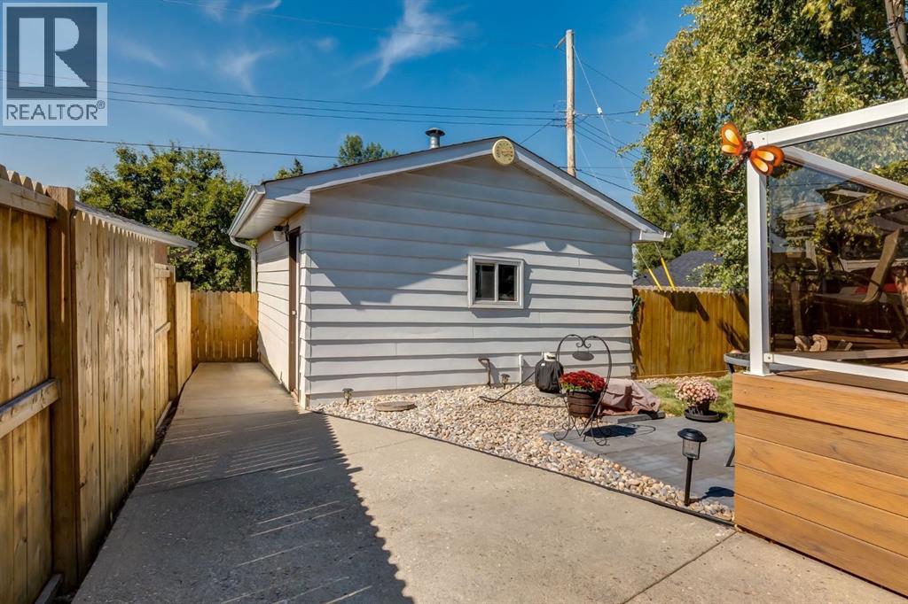 Single Family House 4 Level for Sale in  Doverview Drive SE Dover Calgary 