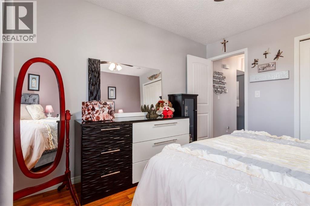 Single Family House 4 Level for Sale in  Doverview Drive SE Dover Calgary 