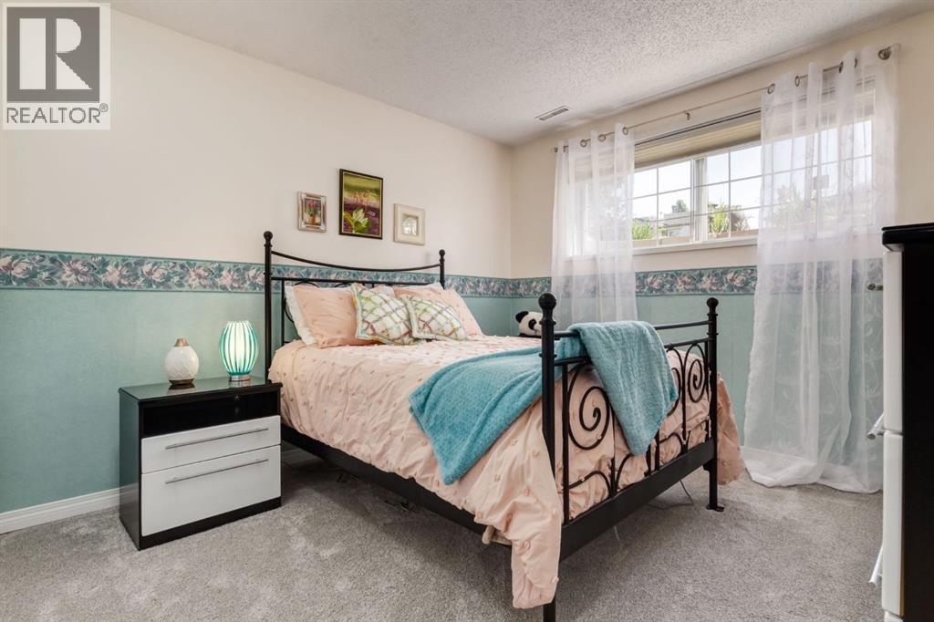 Single Family House 4 Level for Sale in  Doverview Drive SE Dover Calgary 