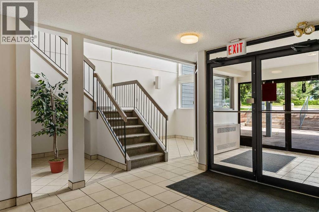 Photo 3 of 3302 80 Glamis Drive Sw, Calgary AB