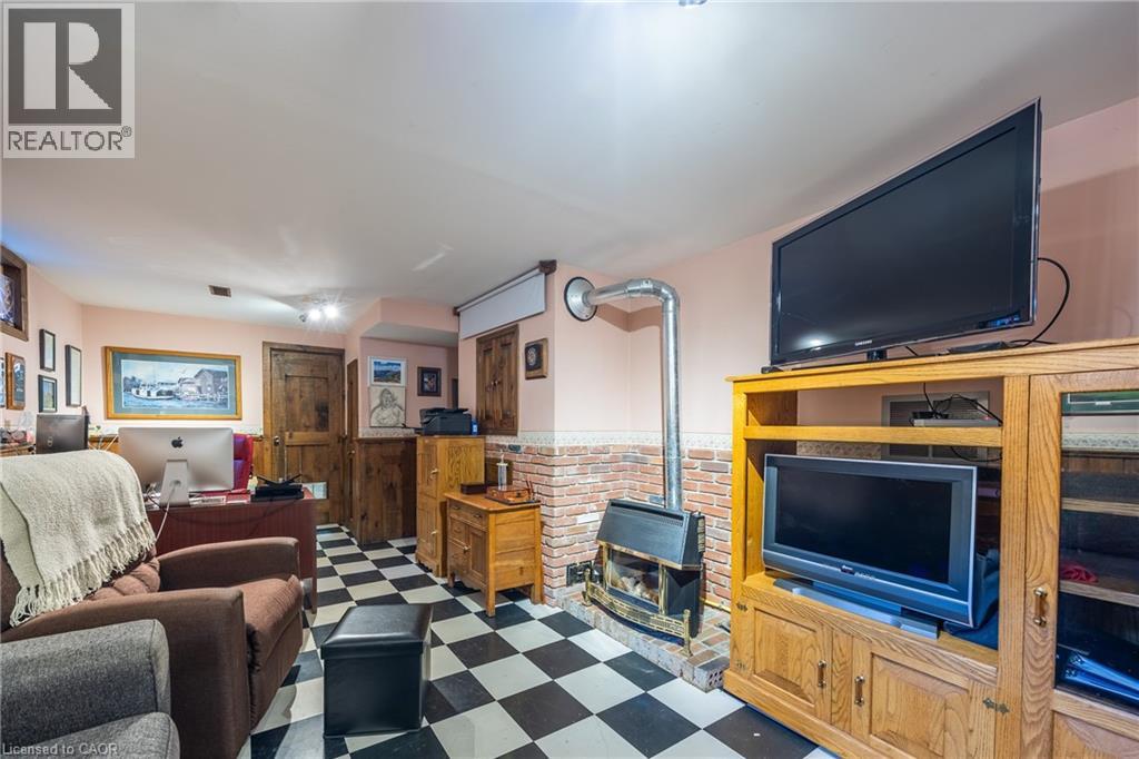 Photo 29 of 143 St James Street S, Waterford ON