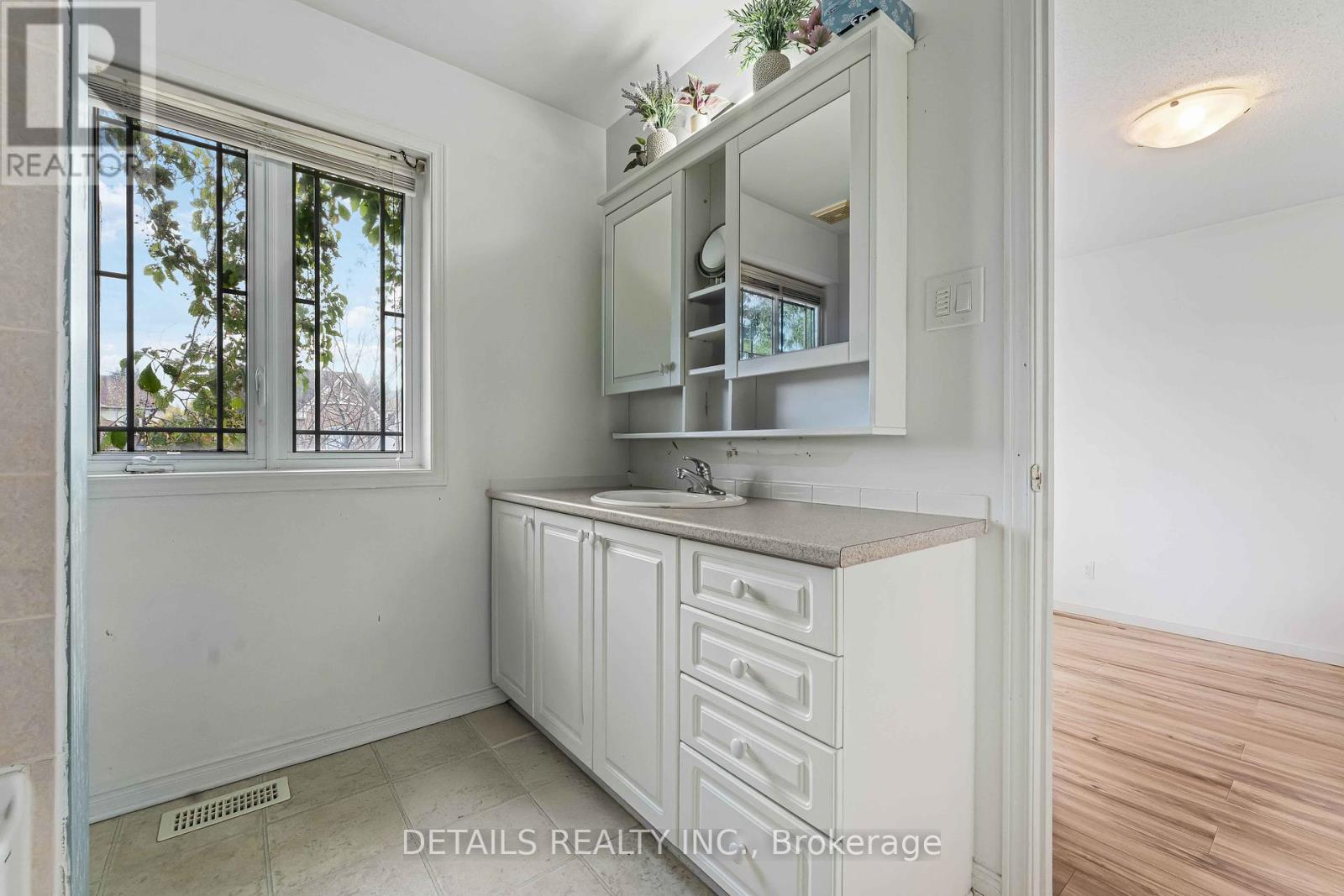 Photo 16 of 105 Rocky Hill Drive, Ottawa ON