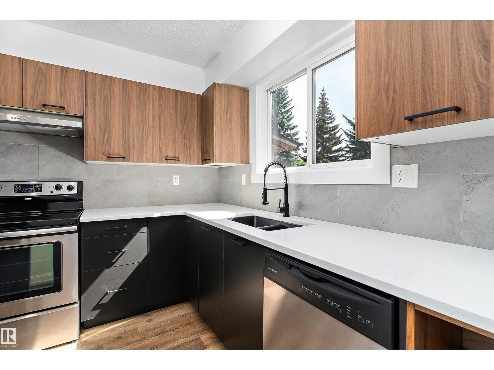 Photo 3 of 13 7604 29 Av Nw, Edmonton AB