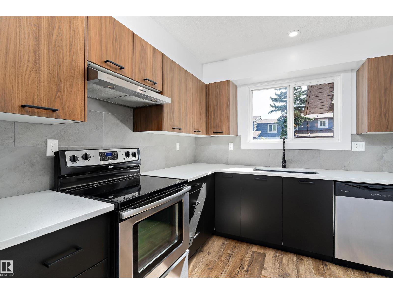 Photo 2 of 13 7604 29 Av Nw, Edmonton AB