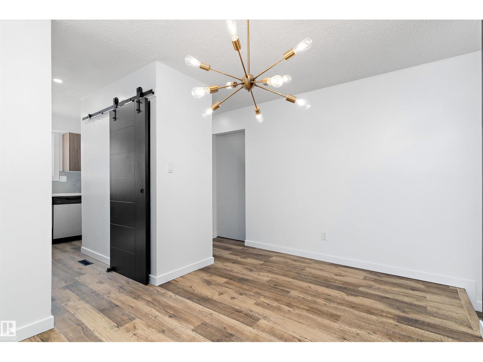 Photo 7 of 13 7604 29 Av Nw, Edmonton AB