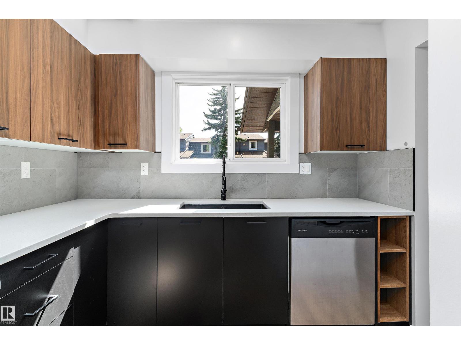 Photo 4 of 13 7604 29 Av Nw, Edmonton AB