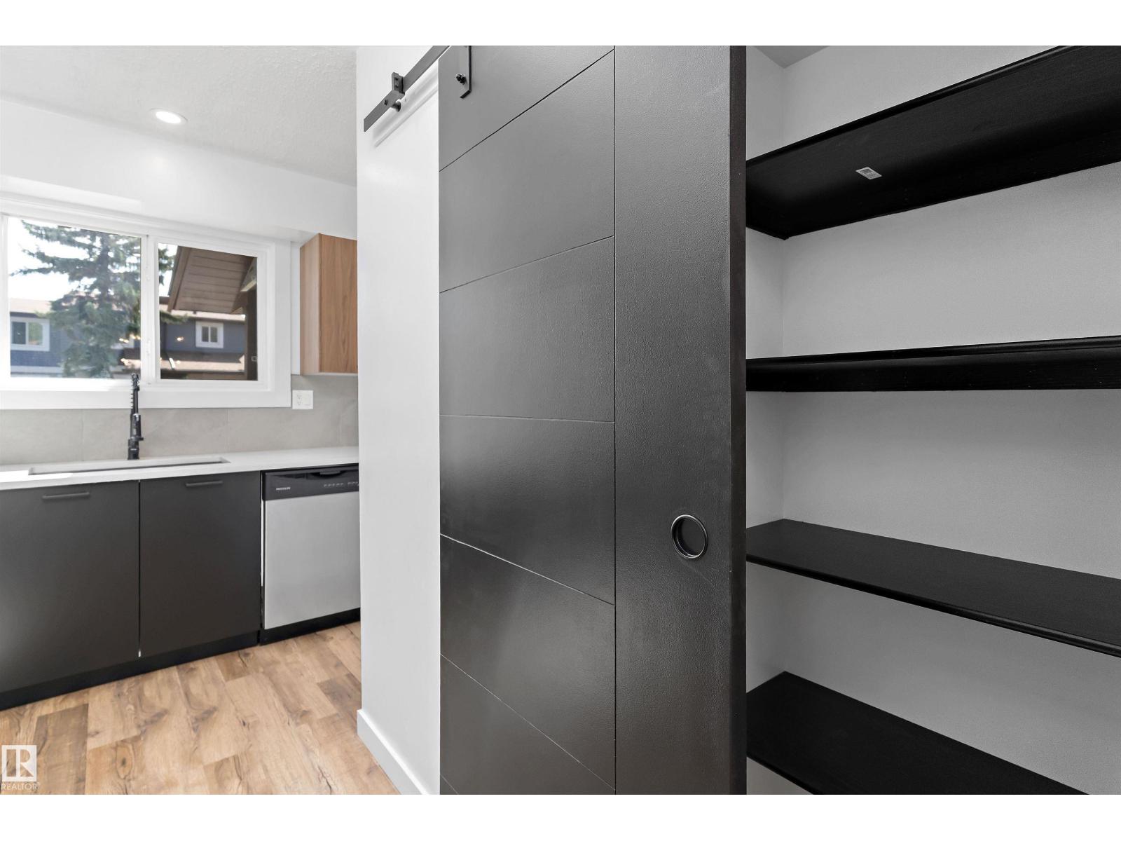 Photo 5 of 13 7604 29 Av Nw, Edmonton AB