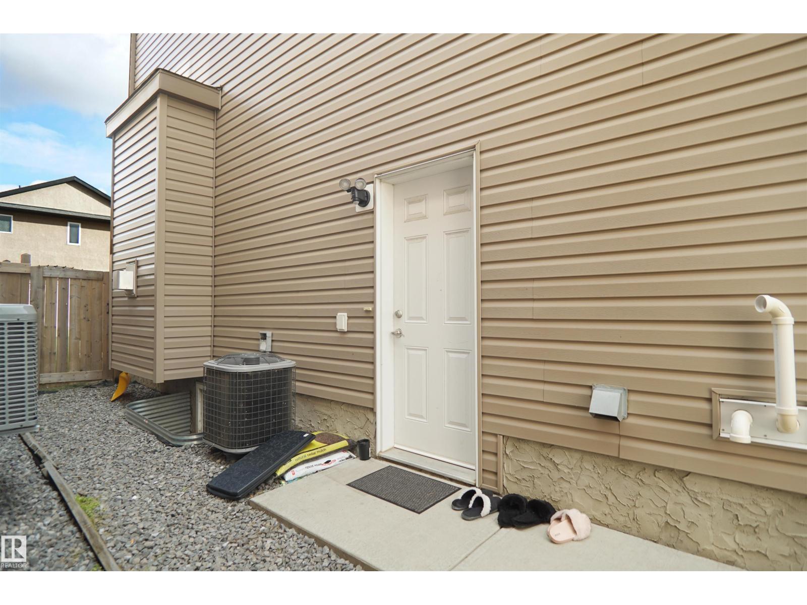 Photo 4 of 17007 62 St Nw, Edmonton AB