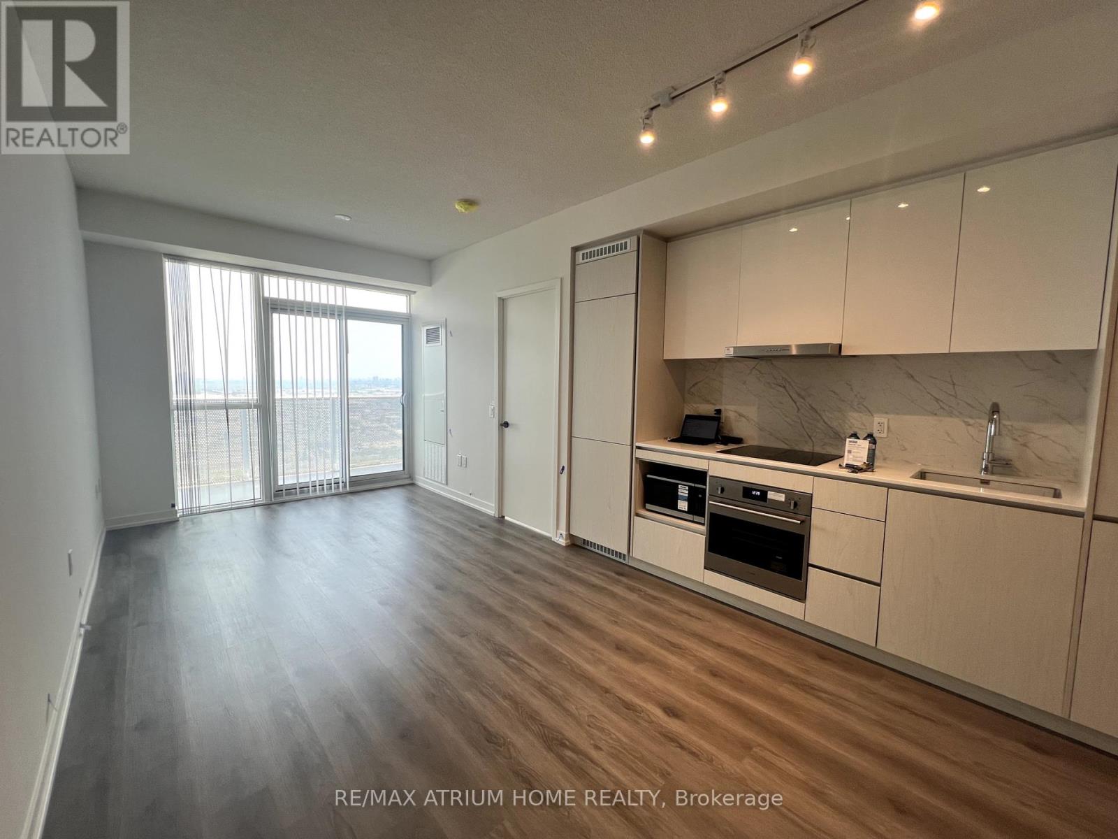 Photo 1 of 4006 28 Interchange Way, Vaughan ON