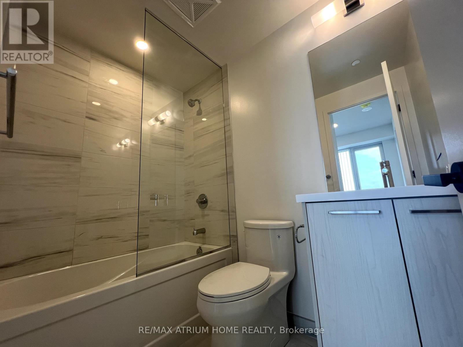 Photo 11 of 4006 28 Interchange Way, Vaughan ON