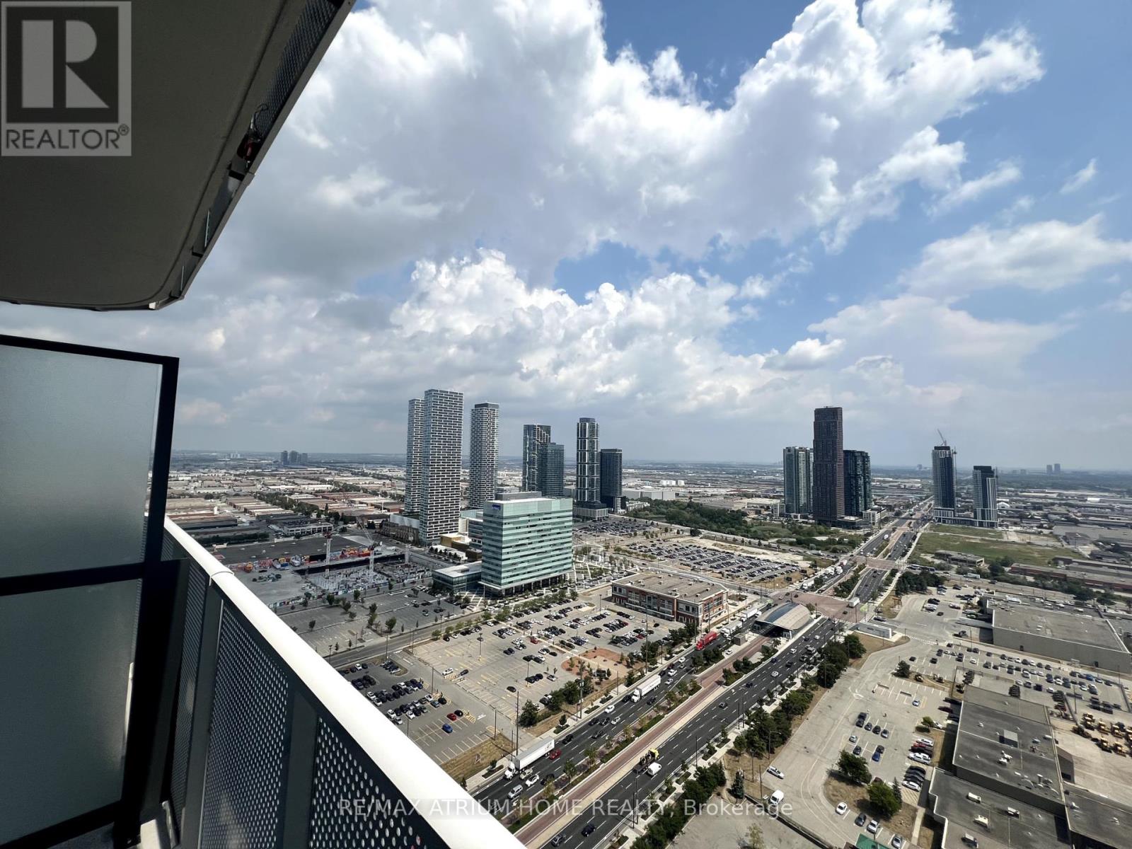 Photo 12 of 4006 28 Interchange Way, Vaughan ON