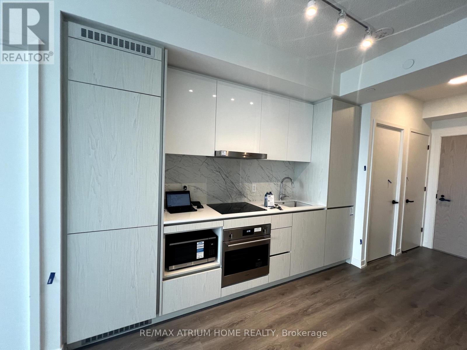 Photo 3 of 4006 28 Interchange Way, Vaughan ON
