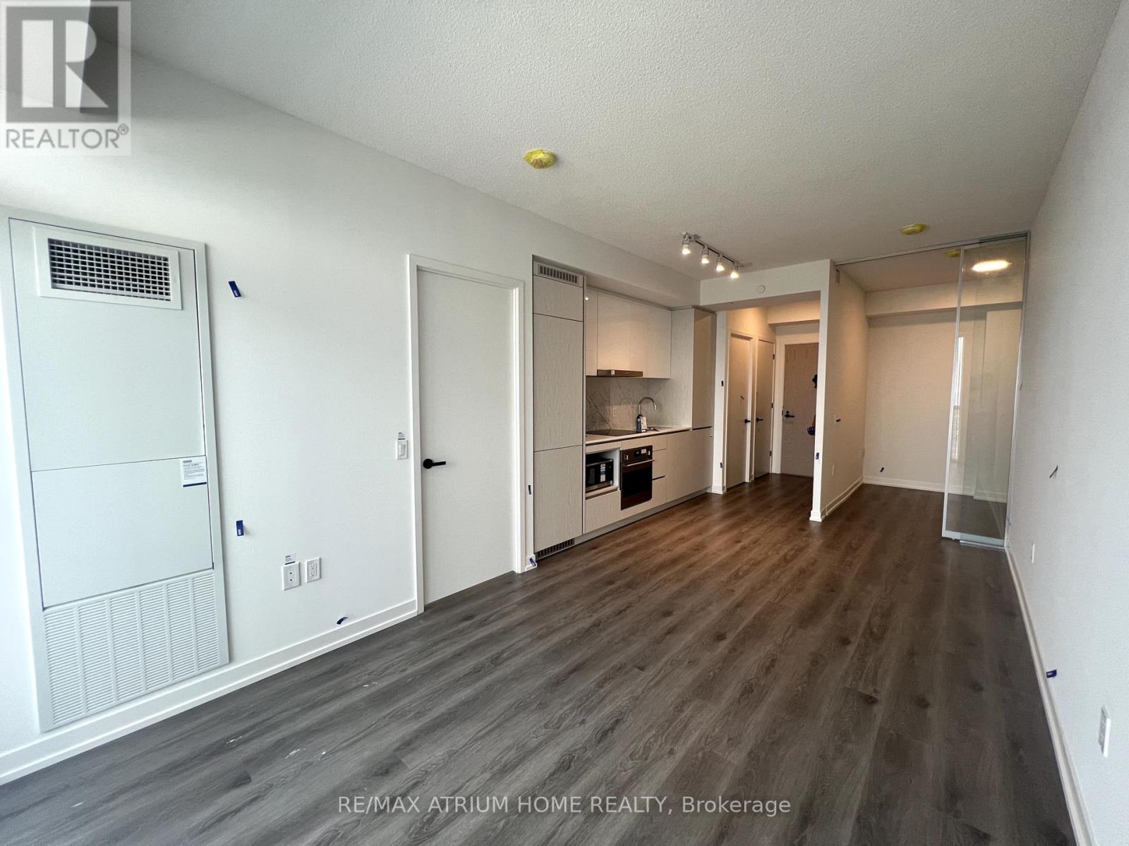 Photo 4 of 4006 28 Interchange Way, Vaughan ON