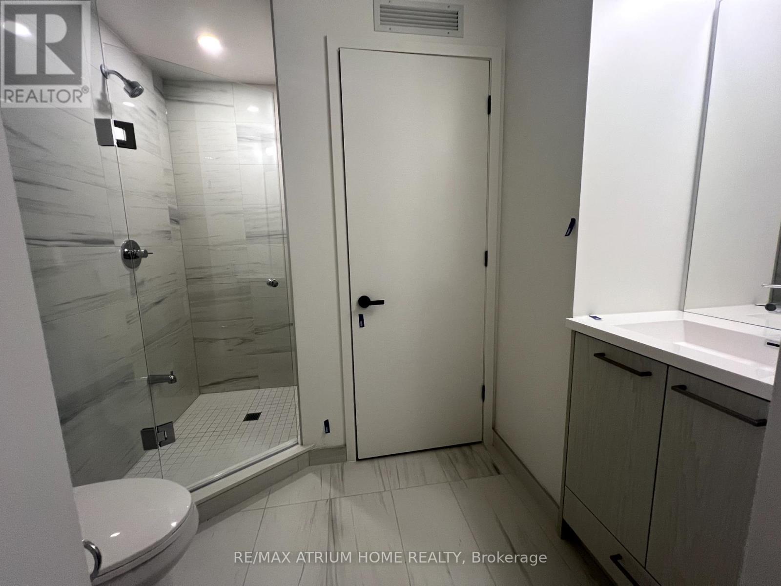 Photo 8 of 4006 28 Interchange Way, Vaughan ON