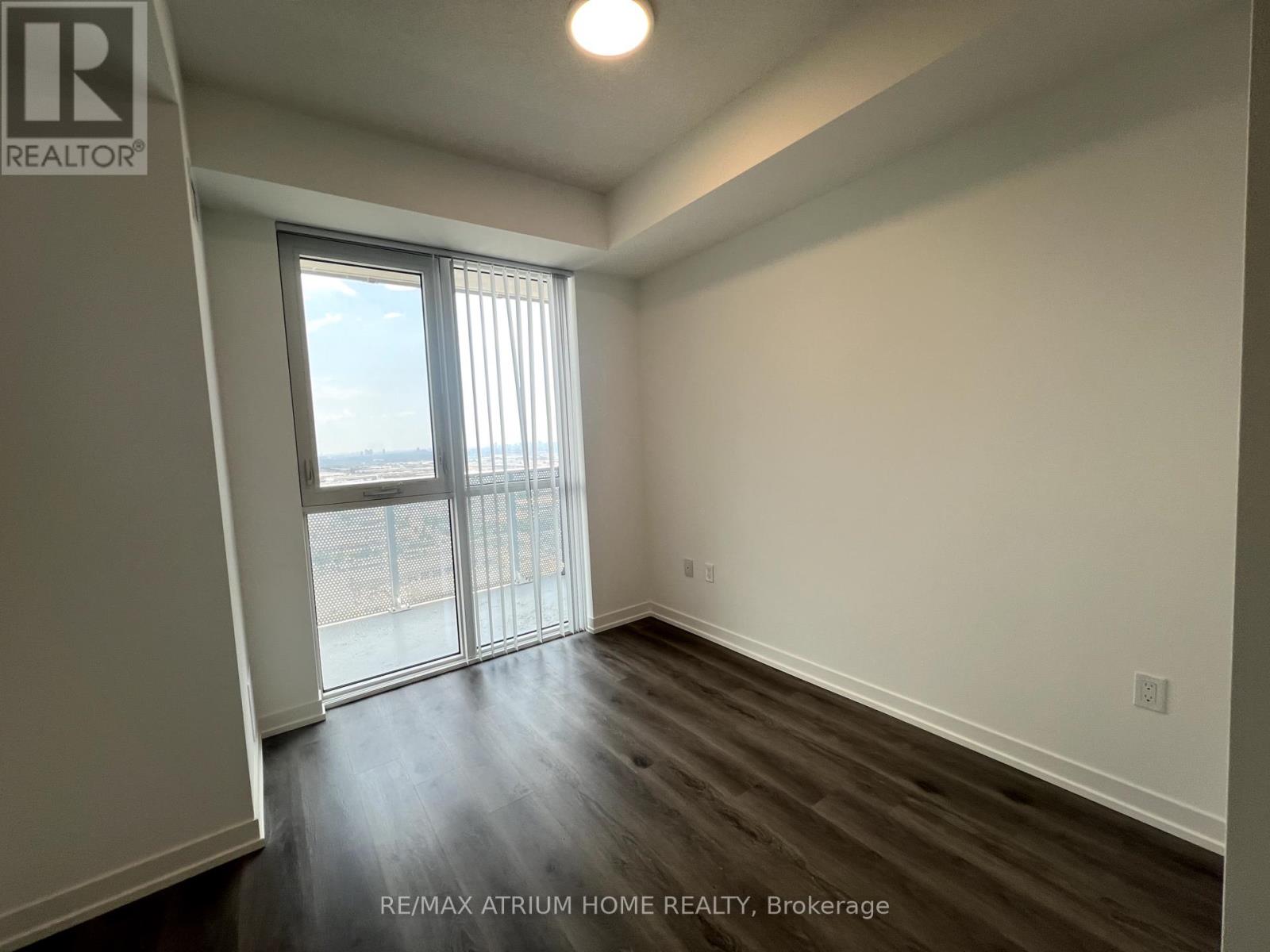 Photo 9 of 4006 28 Interchange Way, Vaughan ON