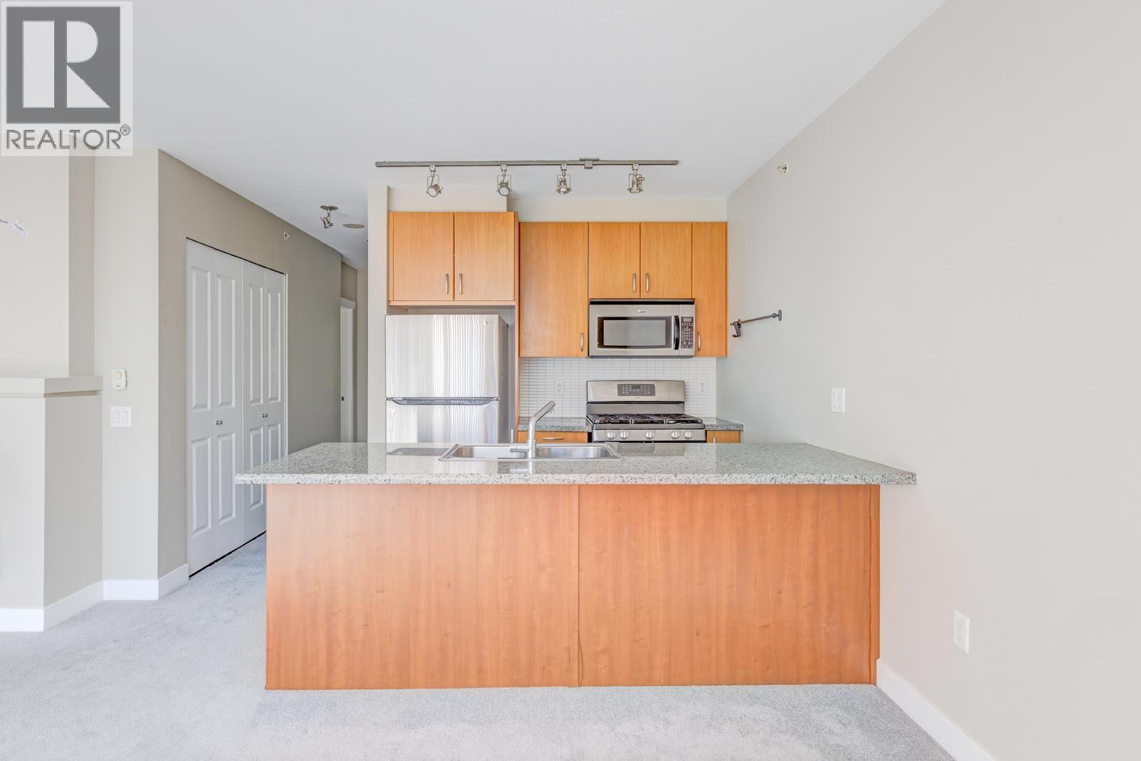 Photo 8 of 307 9222 University Crescent, Burnaby BC