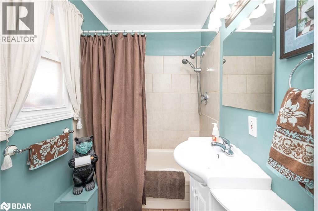 Photo 11 of 164 Adair Avenue N, Hamilton ON
