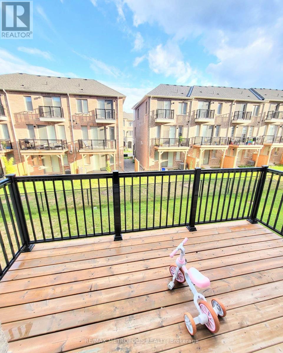 Photo 11 of 29 Sobczak Drive, Whitby ON