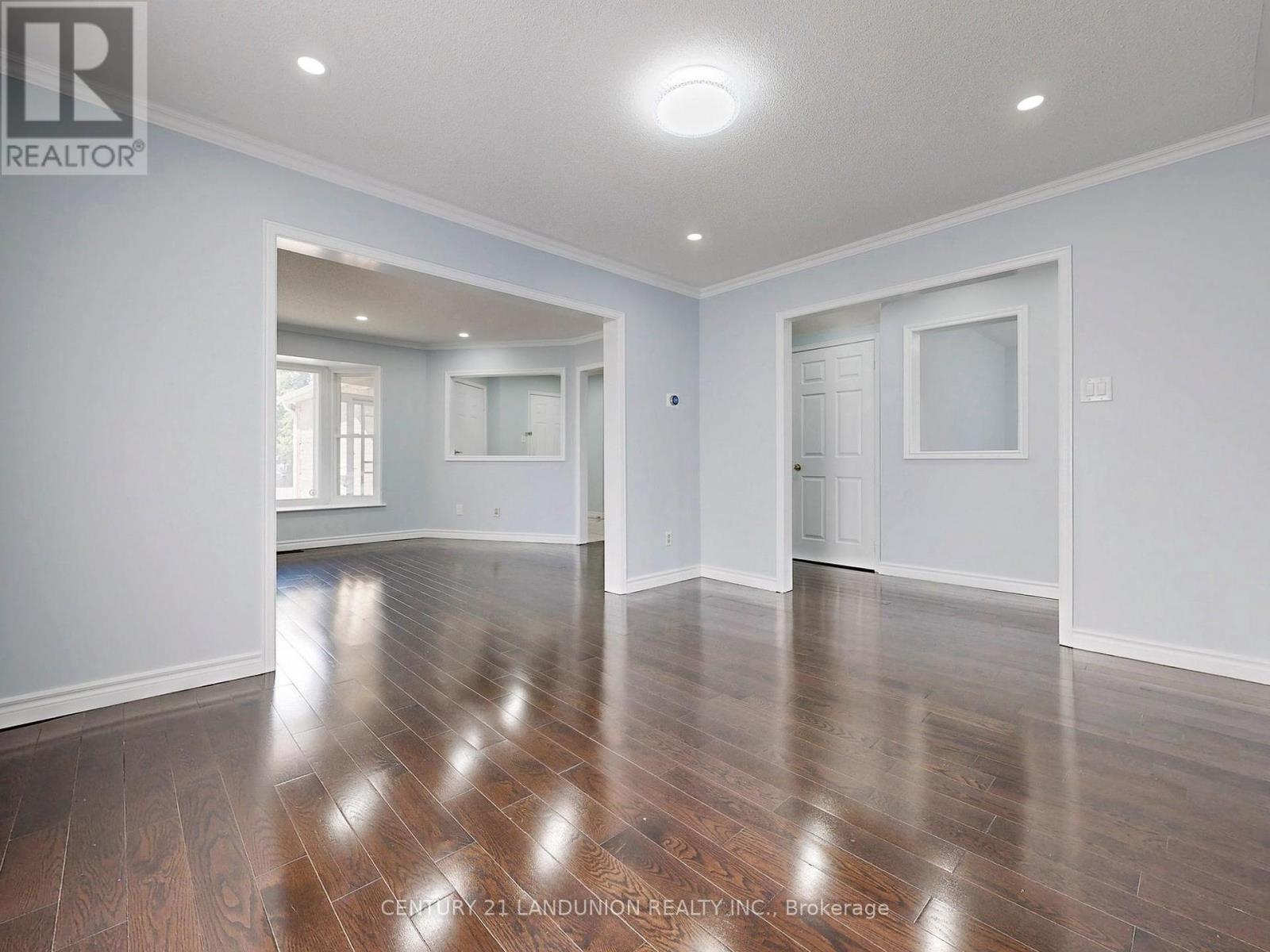 Photo 10 of 25 Bemerton Court, Toronto ON
