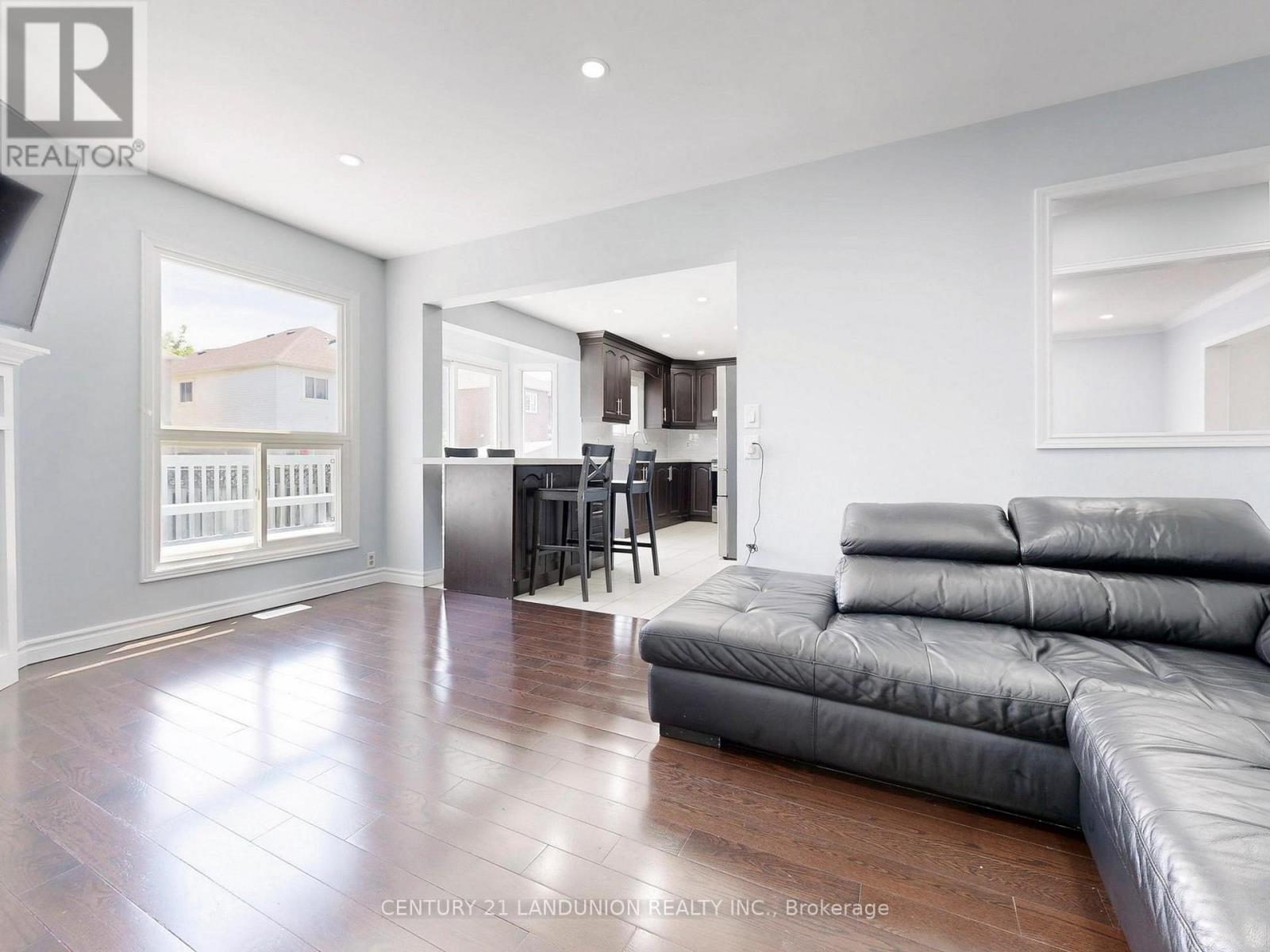 Photo 11 of 25 Bemerton Court, Toronto ON