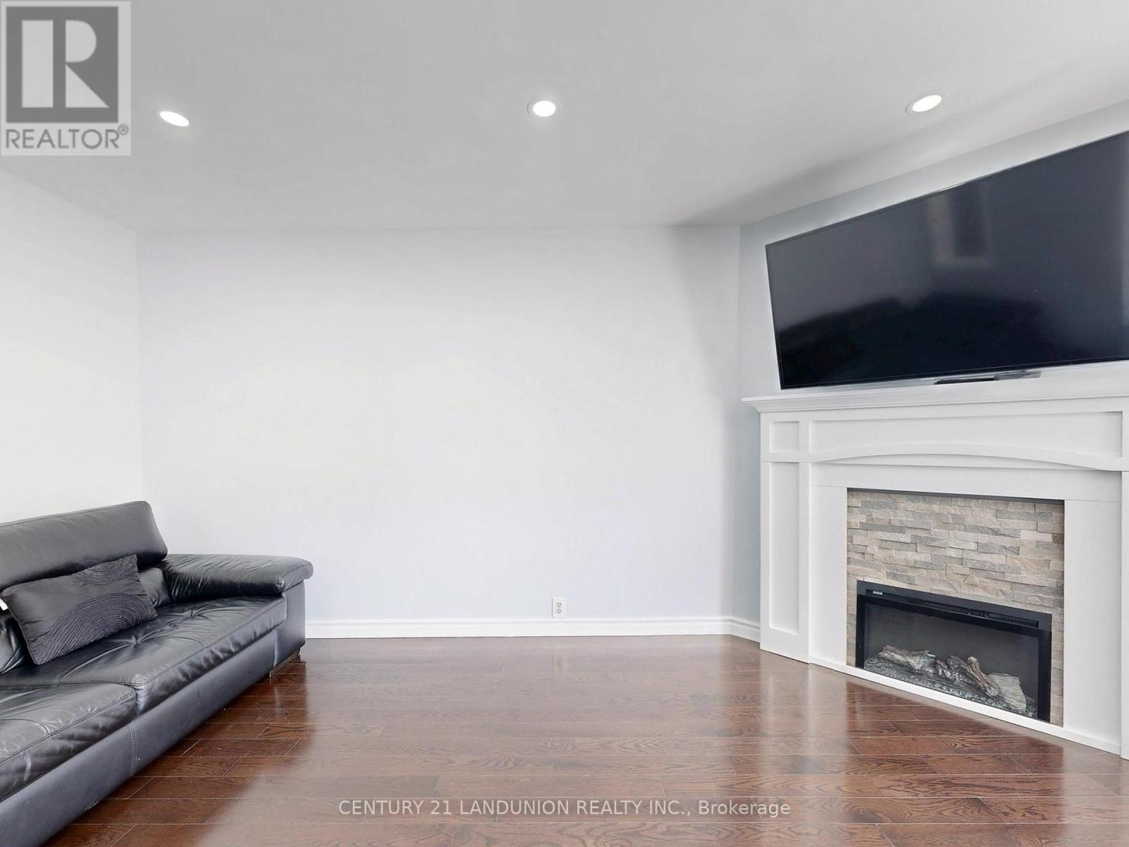 Photo 12 of 25 Bemerton Court, Toronto ON